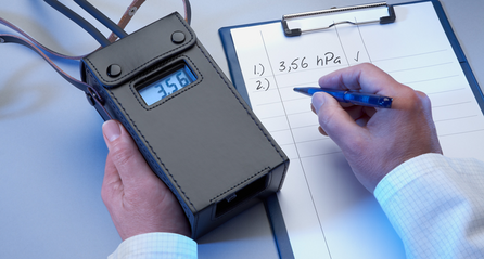 Digital manometer EMA 84 in use